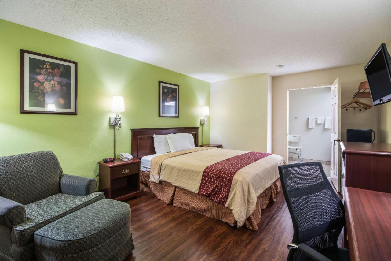 Rodeway Inn Bolivar Екстер'єр фото