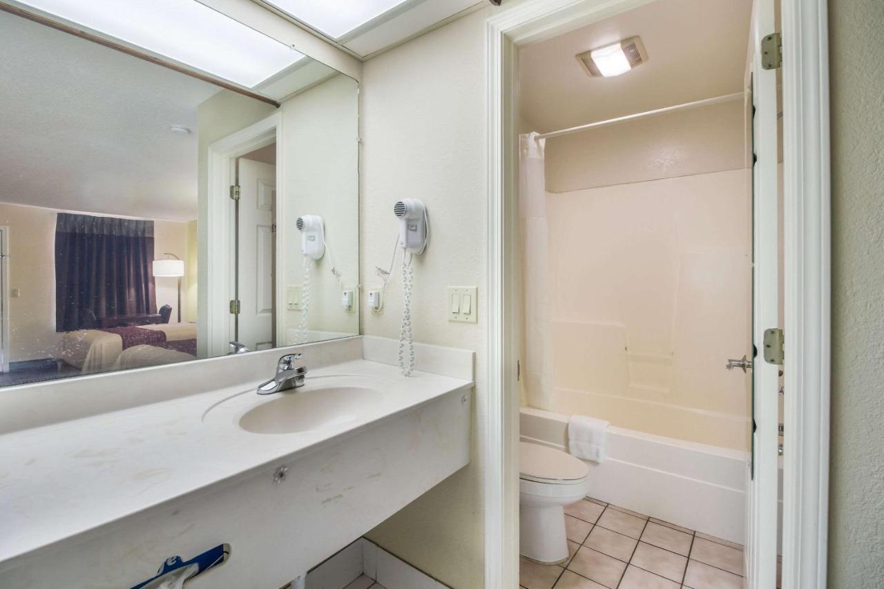 Rodeway Inn Bolivar Екстер'єр фото