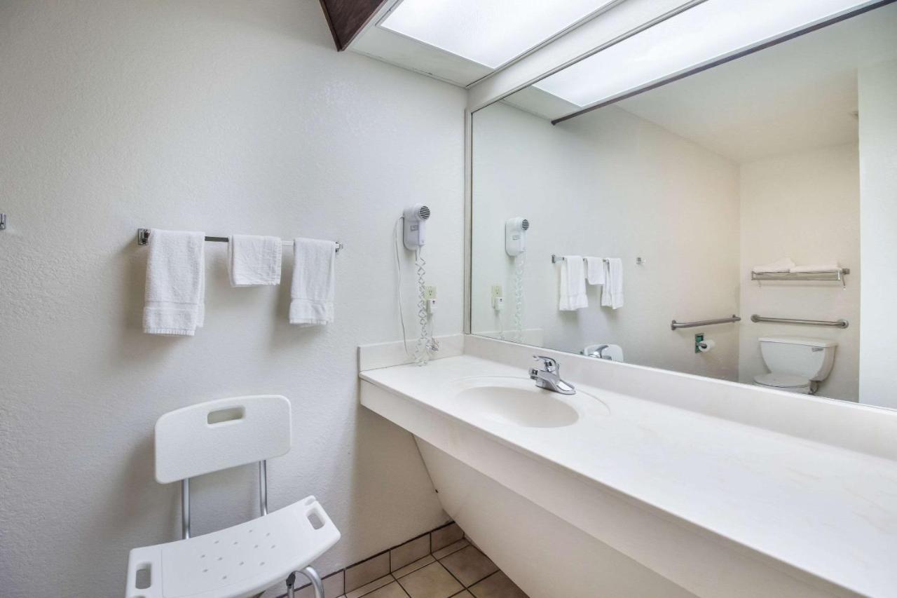 Rodeway Inn Bolivar Екстер'єр фото